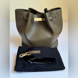 DeMeiller- New York Bucket